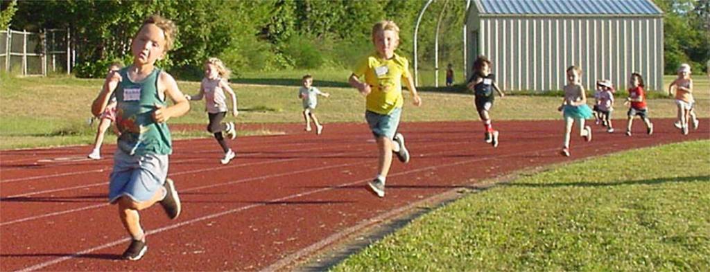 A group turns the corner on the way to the finish line.
A group turns the corner on the way to the finish line.