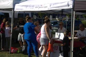 Families gather around one of the many booths at National Night Out. Elisha Meyer/Bainbridge Island Review Photos