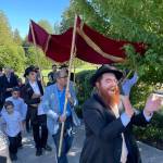 Rabbi Mendy Goldshmid leads a celebration to welcome the new CommUnity Torah at Wilkes Elementary School August 28 in Bainbridge Island. Courtesy photos