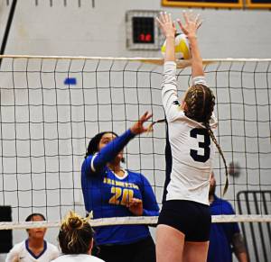 Middle blocker Jameson Payne blocked Bremertons Mainalei Penitusis shot at the net. Nicholas Zeller-Singh/Bainbridge Island Review Photos