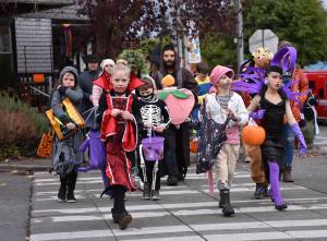 Nancy Treder/Kitsap News Group Photos
Trick-or-treaters cross Madison Avenue on Halloween in Winslow.