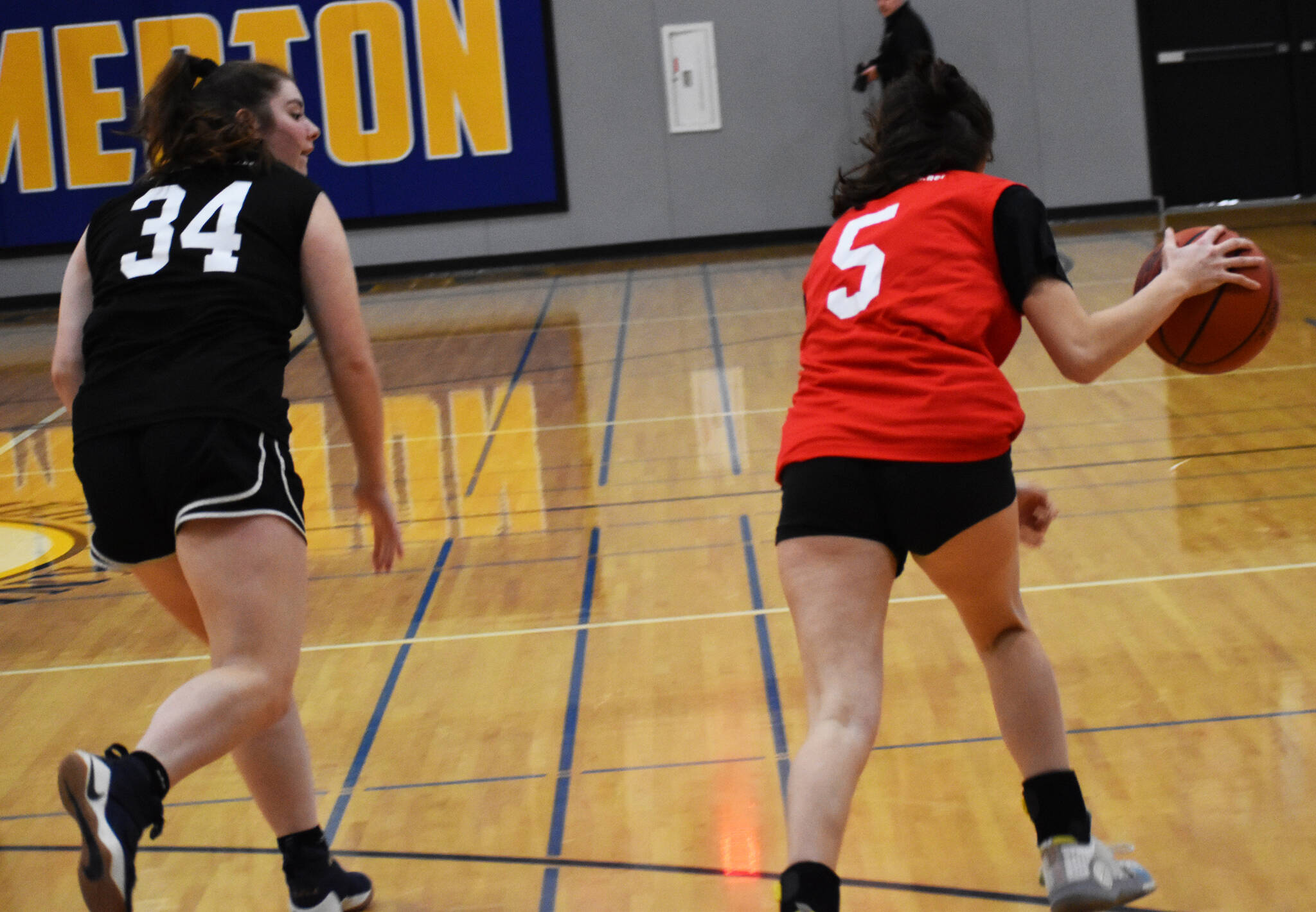 Bainbridges Elsa Cajune races Bremertons Tulip Carter on the fastbreak.