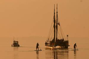 Byron Acohido courtesy photo
The Hōkūleʻa departs Suquamish dock the morning of Aug. 26 and heads for Seattles Pier 92, with an escort of local stand-up paddlers.