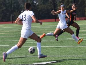 Bainbridges Elizabeth Stuyvesant passes to Riley Butler.