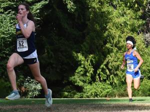 Nicholas Zeller-Singh/Kitsap News Group Photos
Bainbridges Sabine Hartenstine races past Bremertons Salleen Mattivi.