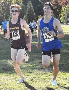 Nicholas Zeller-Singh/Kitsap News Group Photos
Kingstons Emmanuel Moes and Olympics Justin Jaramillo battle to the finish line.