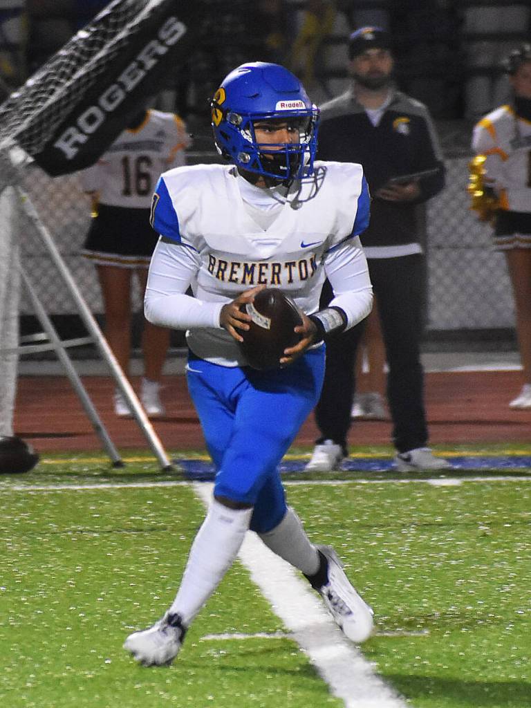 Madden Benson throws a touchdown for the Knights only scoring play.