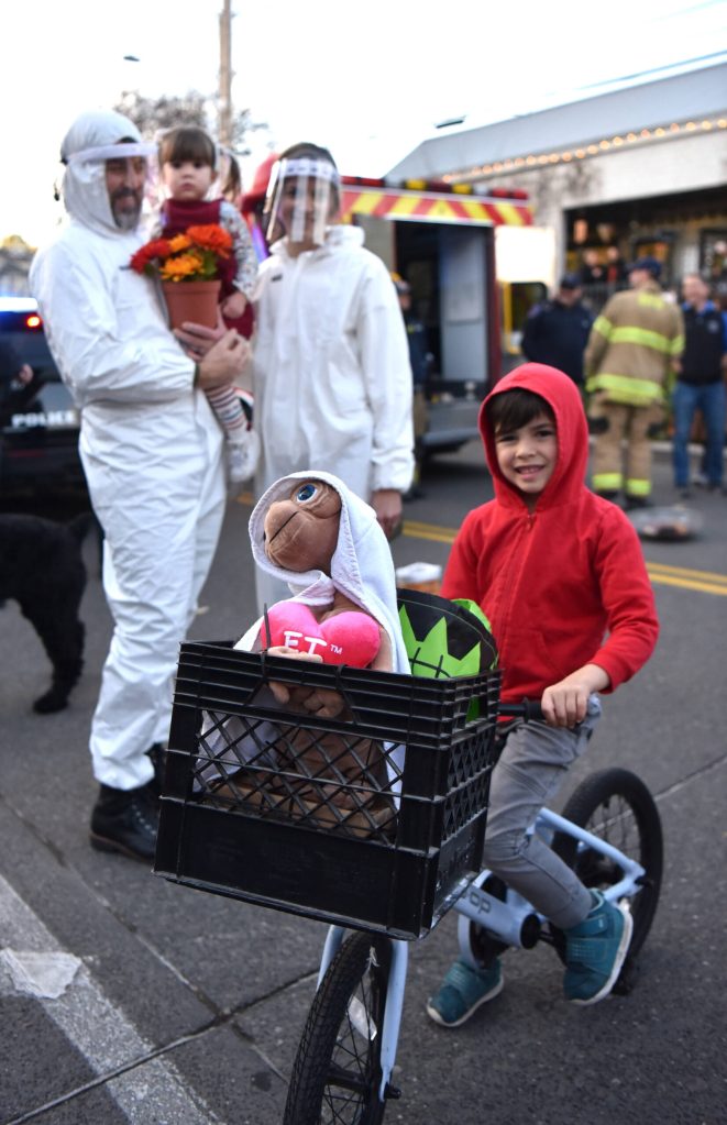 Elliott and E.T. cycle through Winslow on Halloween.