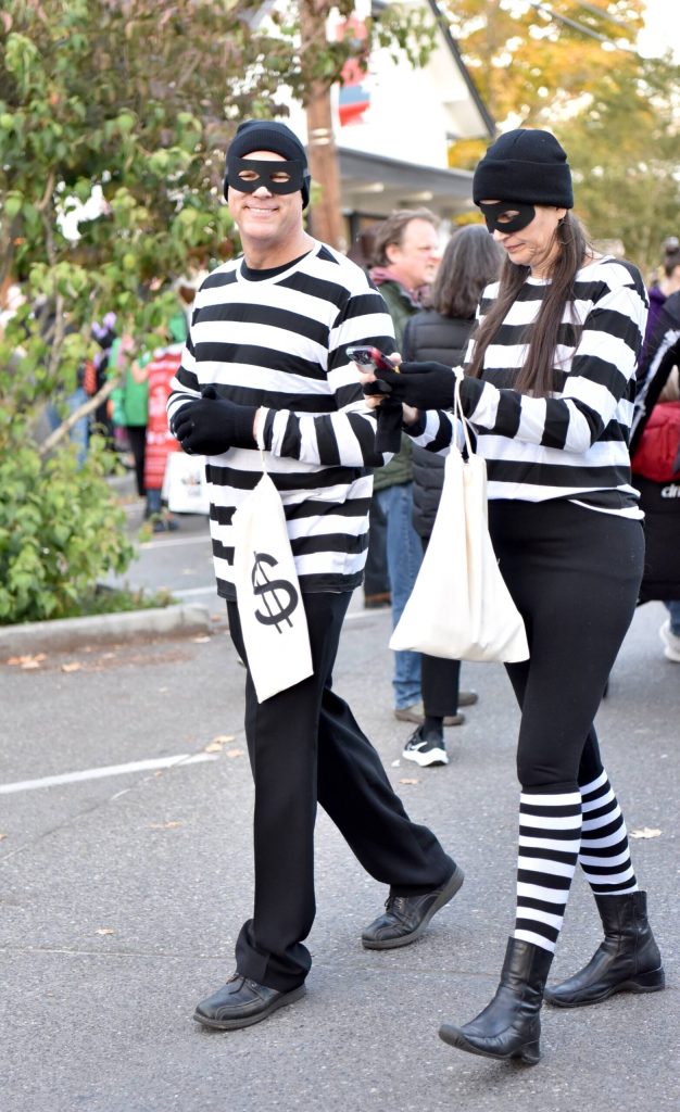 Two escaped convicts from the Bainbridge Island Police Department were out looting on Winslow Way and fleecing innocent bystanders.