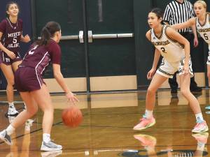 Nicholas Zeller-Singh/Kitsap News Group Photos
Spartan Hannah Bounketh defends Mercer Islands Elianna Weiss.