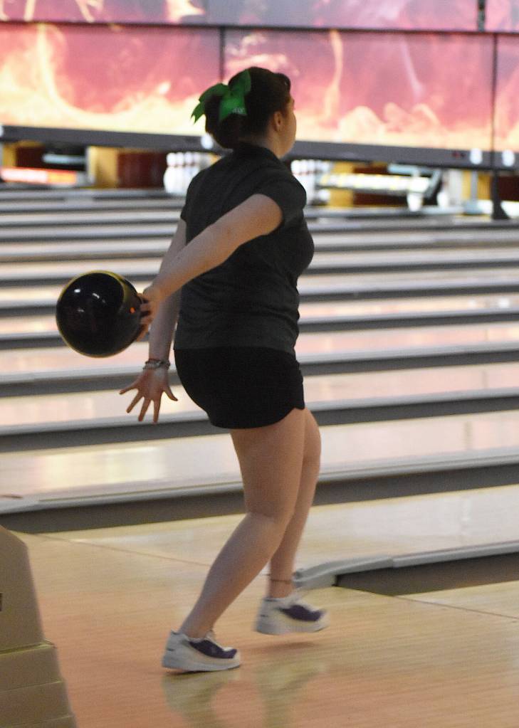 Klahowyas Tatum Robbins finishes 23rd with 354 pins.