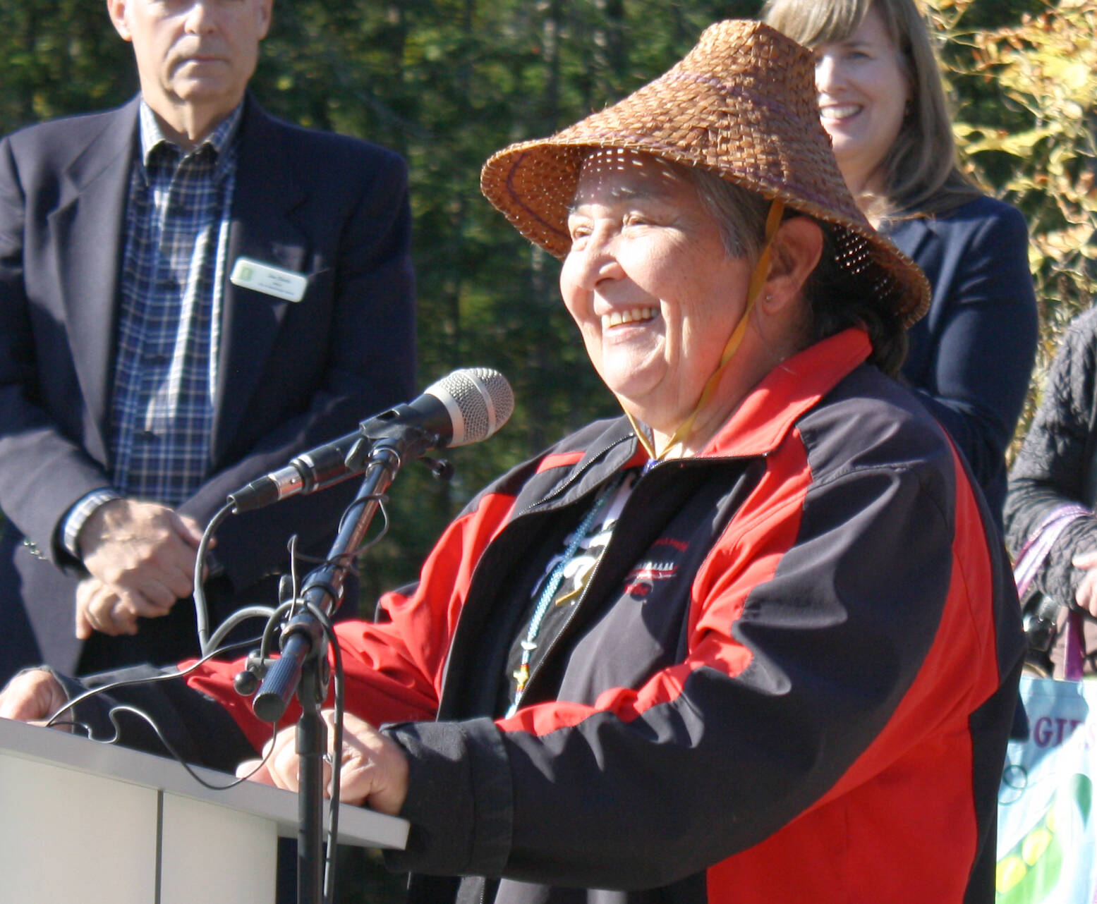 Bainbridge welcomes tribal pole at Sound to Olympics Trail
