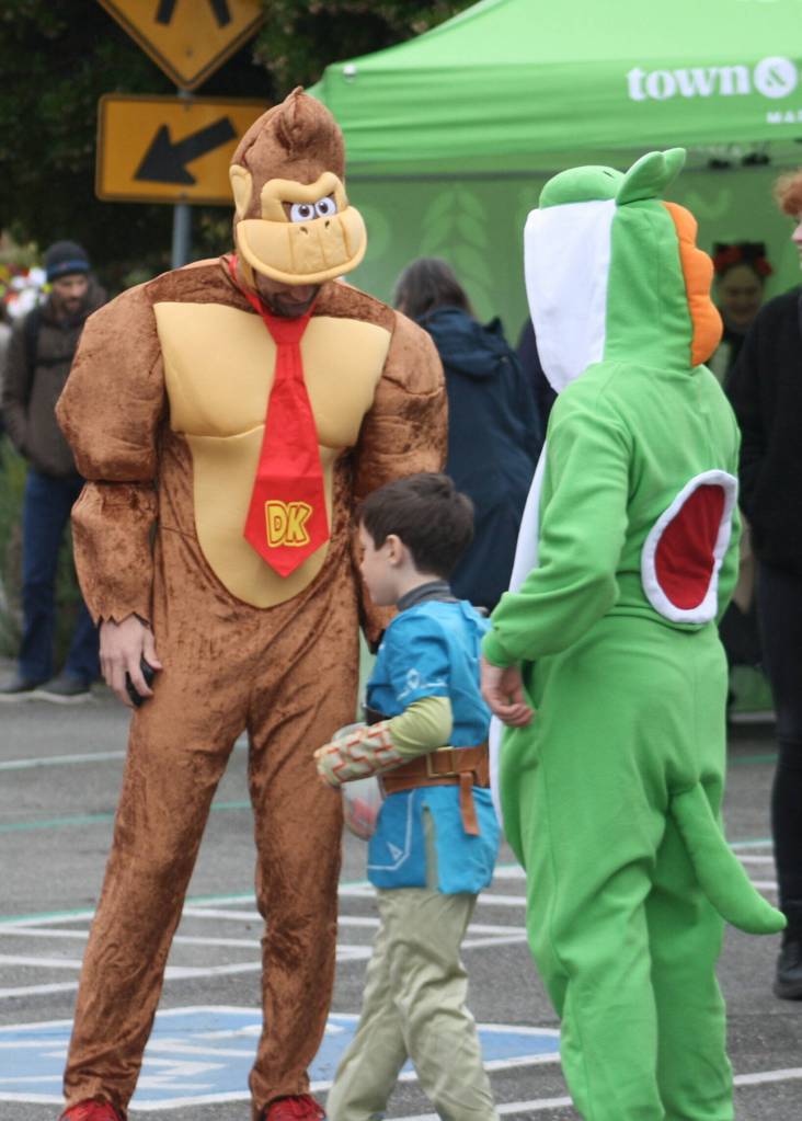 Nintendo favorites Donkey Kong and Yoshi hang out with Link. from Legend of Zelda.