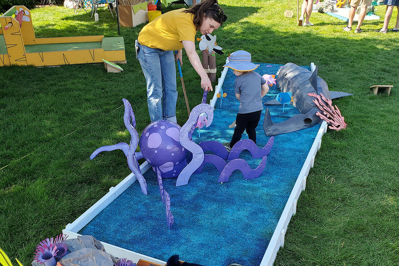 Several holes featured underwater and marine life, such as the giant papier-mache octopus.